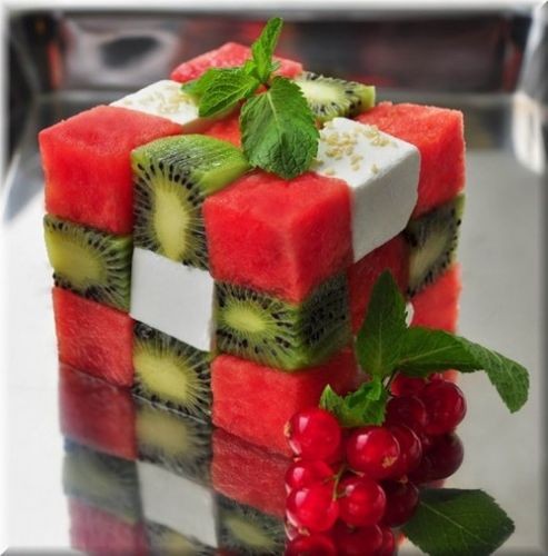 Ensalada de frutas en forma de cubo