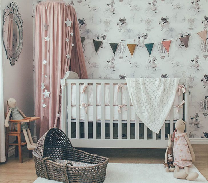 Habitación de bebé en tonos pastel con accesorios de tendencia
