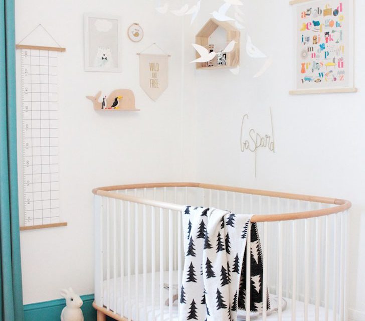 Habitación infantil escandinava con pinceladas turquesa