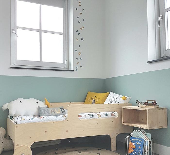 Una habitación infantil relajante en menta y blanco