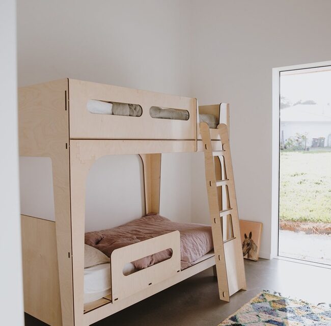 Una cama para dormitorios infantiles pequeños