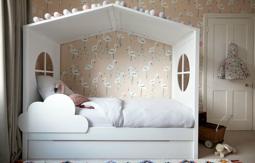 Una romántica habitación infantil con cama casita