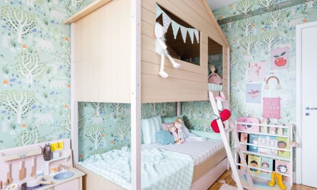 Decoración de una habitación infantil con casa de árbol incluida