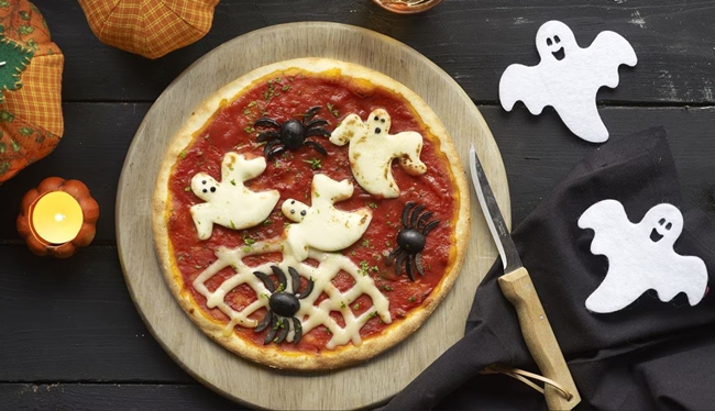Recetas infantiles: pizza de Halloween con fantasmas y arañas