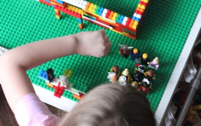 IKEA HACK infantil: Transforma una mesa de IKEA en un centro de juegos LEGO