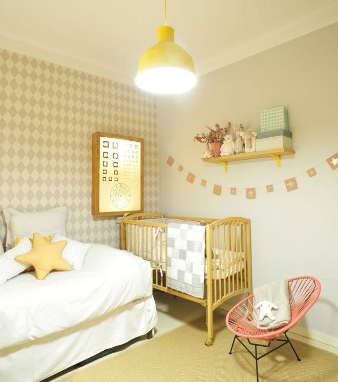 Dormitorio de Bebé en gris con pinceladas de color