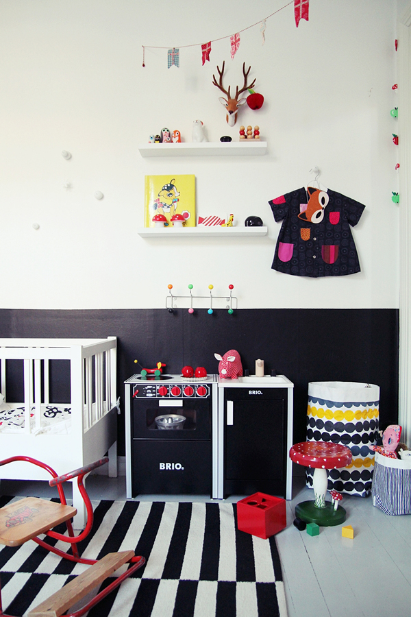 Pinceladas de color en un dormitorio infantil escandinavo
