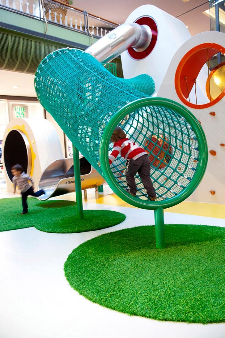 Un parque infantil de diseño inspirado en el arcoíris
