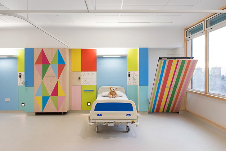Proyectos infantiles: Un hospital renovado con colores alegres