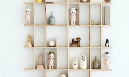 Decora la habitación infantil con pequeñas estanterías de madera
