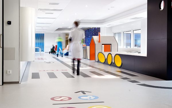Un hospital infantil lleno de ilustraciones y colores