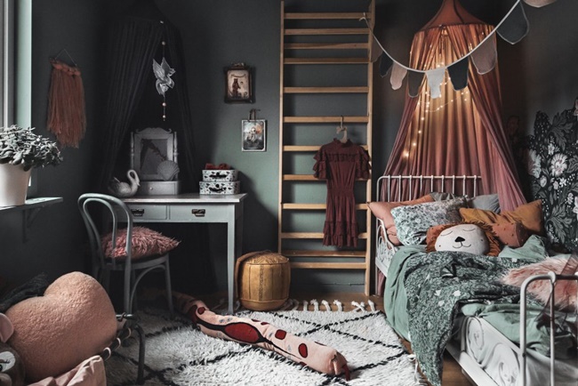 Una habitación infantil con detalles románticos