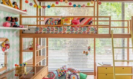 Un dormitorio infantil lleno de color y madera