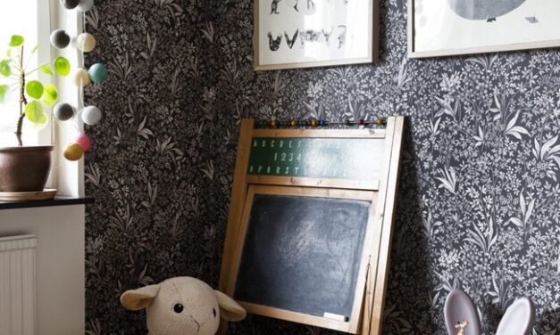 Una habitación de juegos con aire vintage
