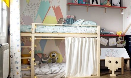 Un dormitorio infantil con espacio para jugar
