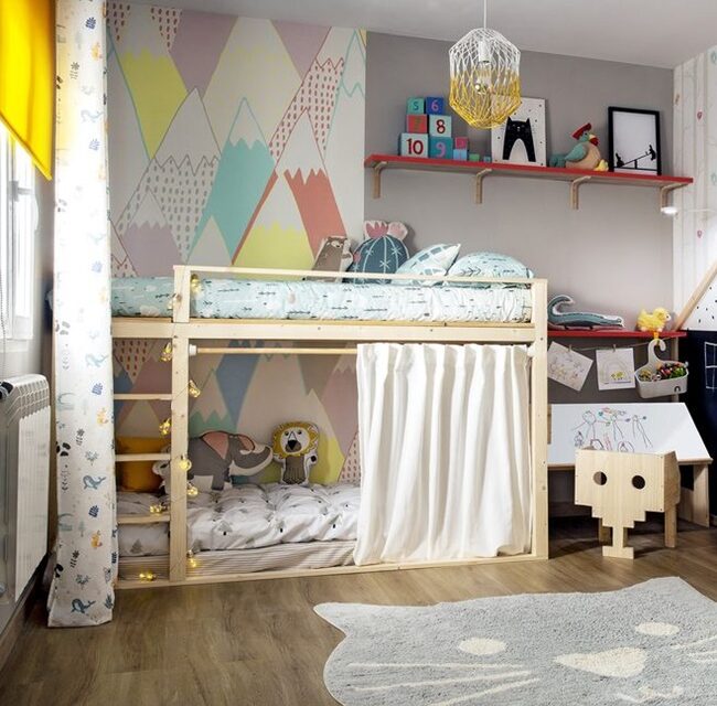 Un dormitorio infantil con espacio para jugar