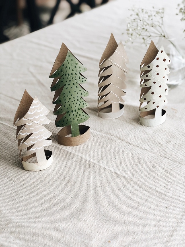 Manualidad infantil de Navidad: árboles con cartón -