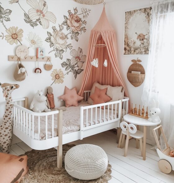 Dormitorio infantil con flores y fibras naturales