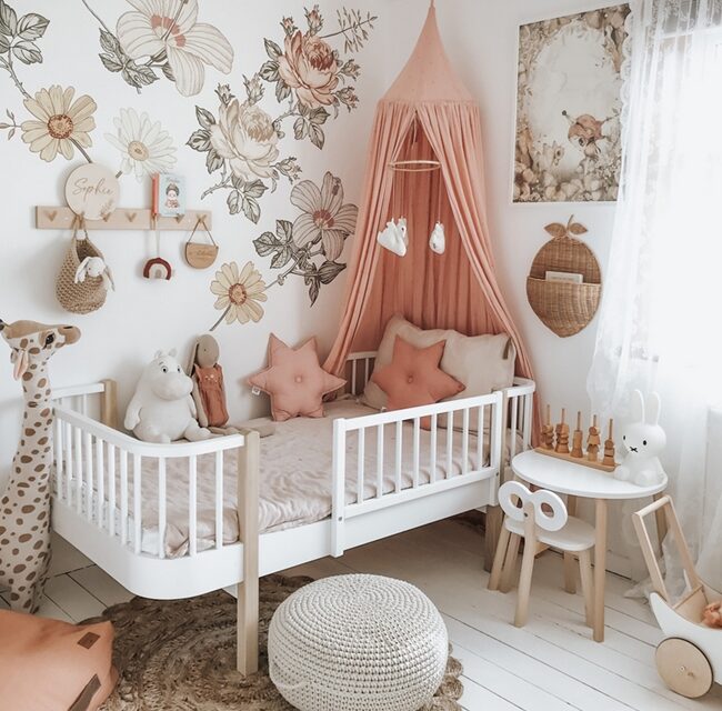 Dormitorio infantil con flores y fibras naturales