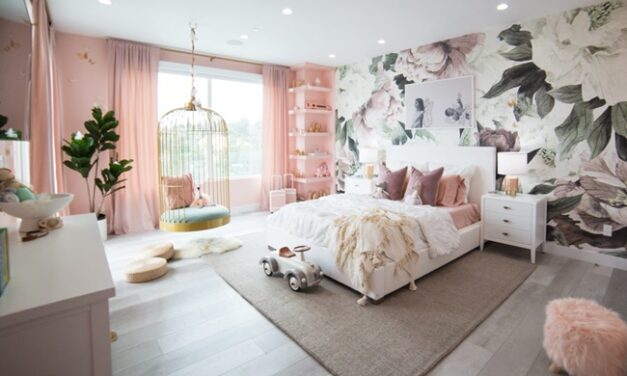 Un dormitorio infantil con flores y rosa empolvado