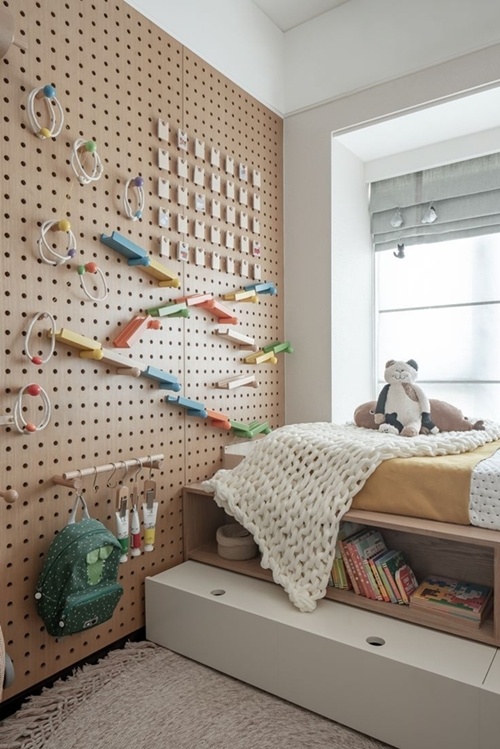 Un espacio para manualidades con un tablero perforado en la pared