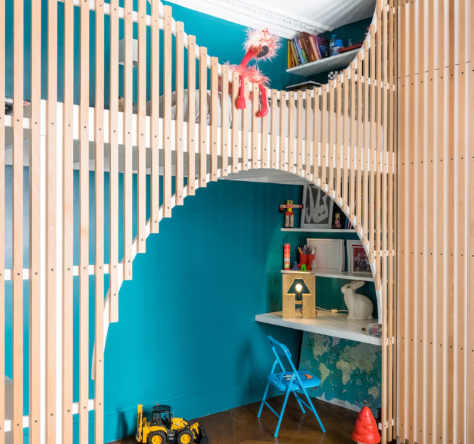 Un dormitorio infantil con pasadizos secretos