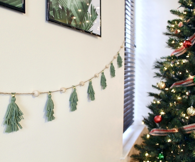 Manualidad infantil navideña: guirnaldas con árboles de Navidad