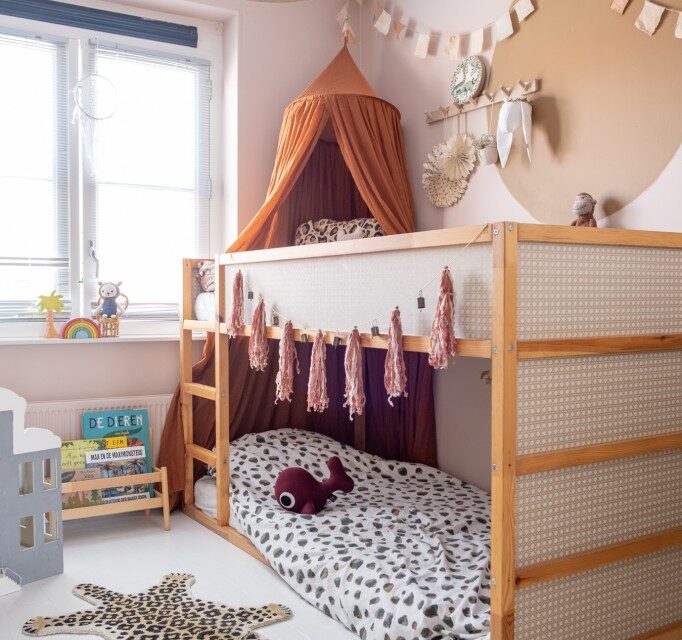 Una habitación compartida con cama Kura de IKEA