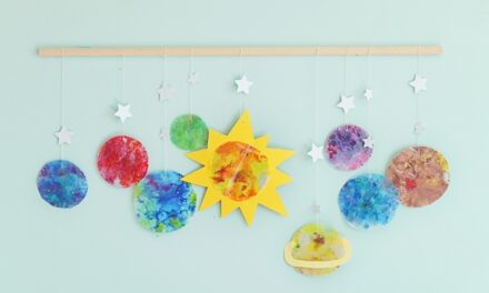 Manualidad infantil: un sistema solar con ceras de colores