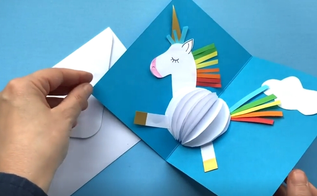 Manualidades infantiles: tarjeta unicornio 3D