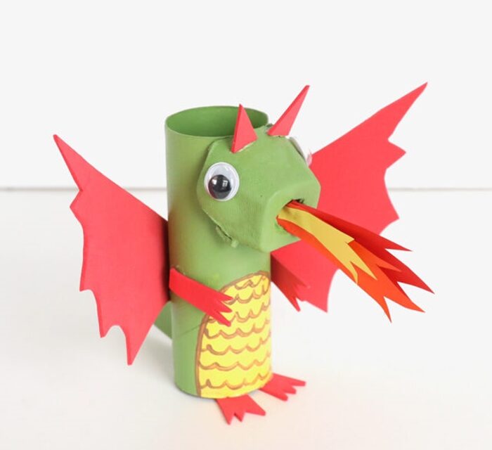 Manualidad con rollos de papel: un dragón que escupe fuego
