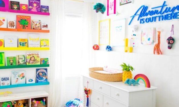 Una habitación del bebé llena de color