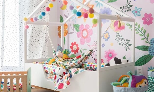 Habitación infantil multicolor con stickers