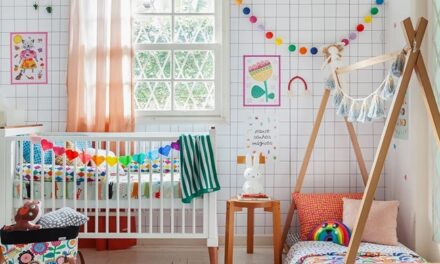 Un dormitorio infantil compartido con mucho color