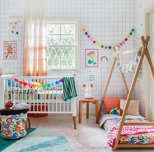 Un dormitorio infantil compartido con mucho color