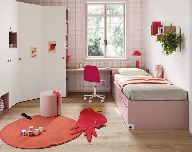 Habitación infantil rosa con toques rojos