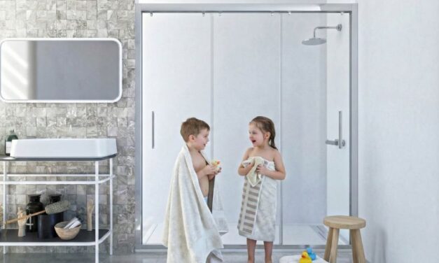 Reforma del baño en 2026: cómo elegir la mampara perfecta para una casa con niños y niñas